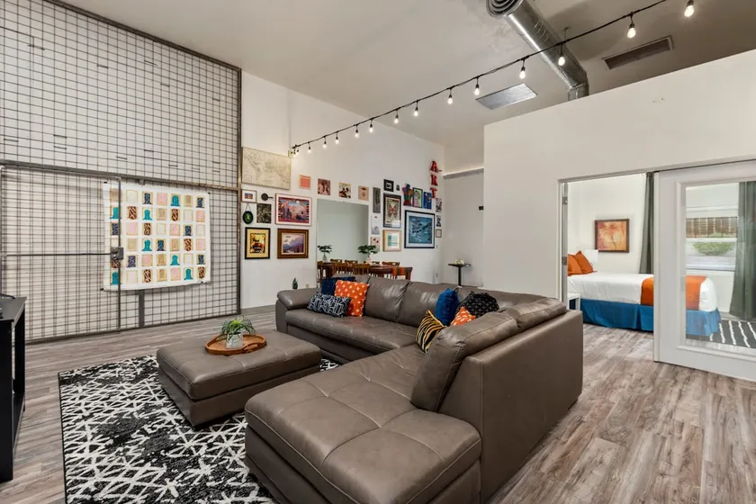 The Gallery: Artistic Retreat Central Tucson Epic - Image 1