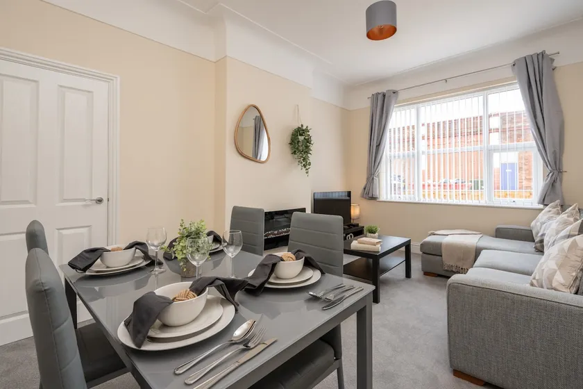 Large cosy house - free on street parking - Image 1