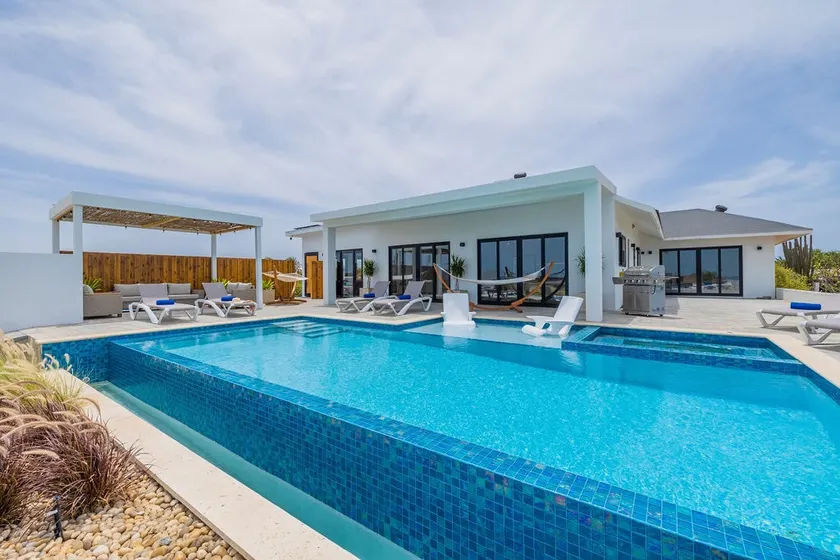 Villa with garden | Water view - Image 1