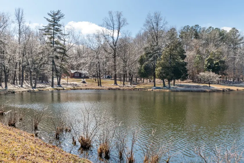 Cottage on the Lake - Image 1