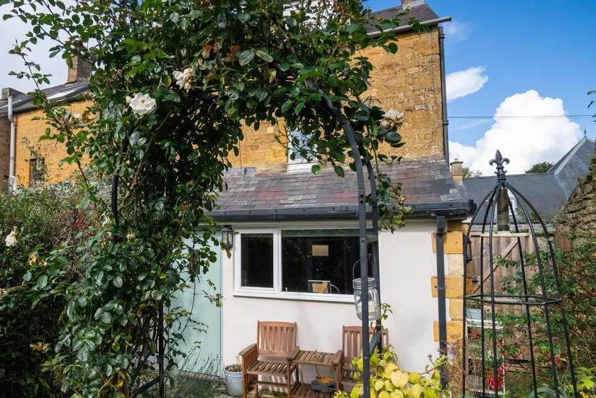 NEW Moreton Cottage Central Garden - Pass the Keys - Image 1