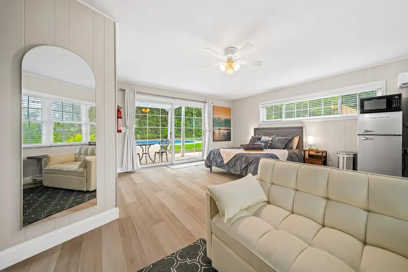 Private Poolside Guesthouse Suite! Prime Location! - Image 1