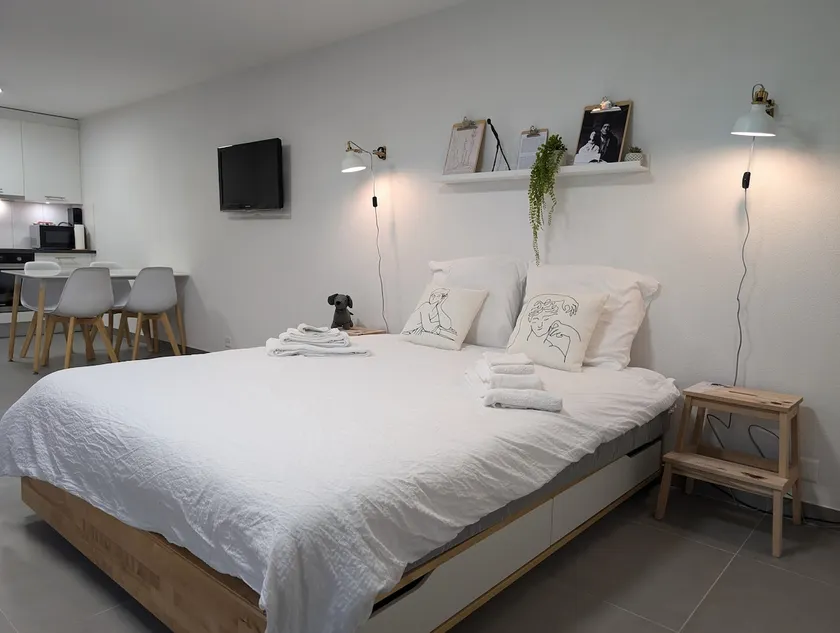 The artist’s studio & free private parking - Image 1
