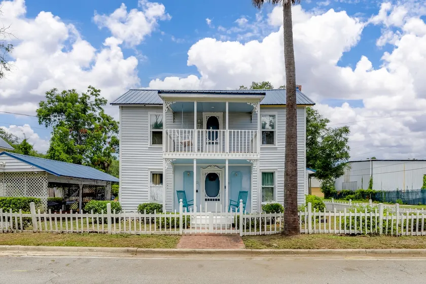 Historic Colonial Retreat in Downtown Brunswick - Image 1