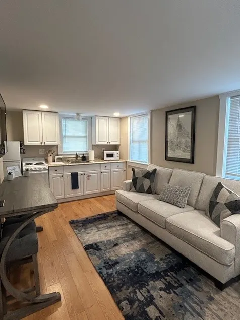Cute and Cozy Apt Near Historic Downtown Sanford - Image 1