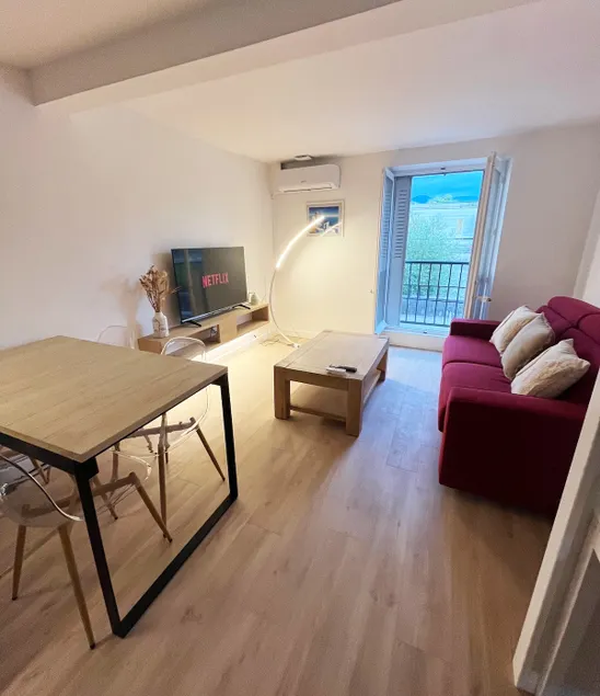 ideally located, air-conditioned - Image 1