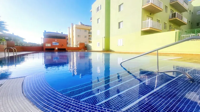 Apartment with pool near the sea - Image 1