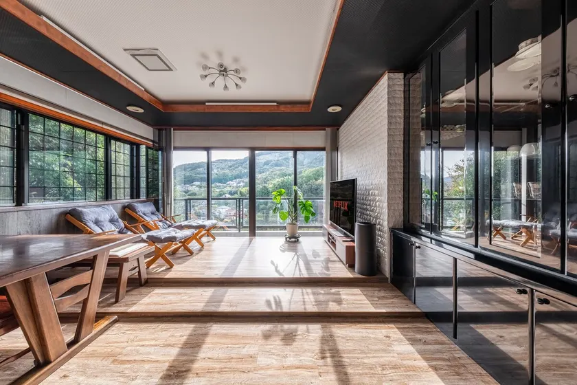 A private hot spring inn in Izu where you can enjoy the rare alkaline hot springs that are good for the skin and the deep green scenery　 - Image 1