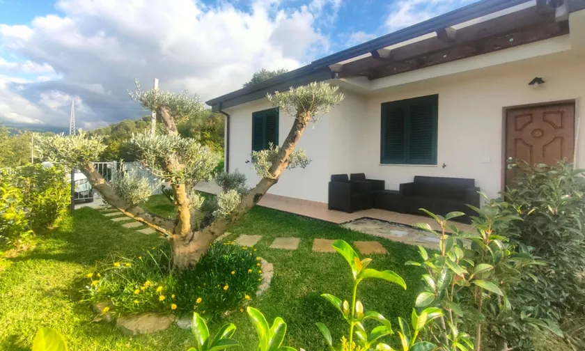 Detached villa with garden and sea view Cilento - Image 1