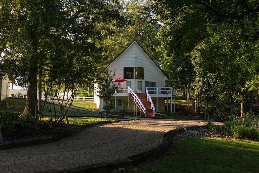 Beautiful Garden Chalet: River Access, Gym & Sauna - Image 1