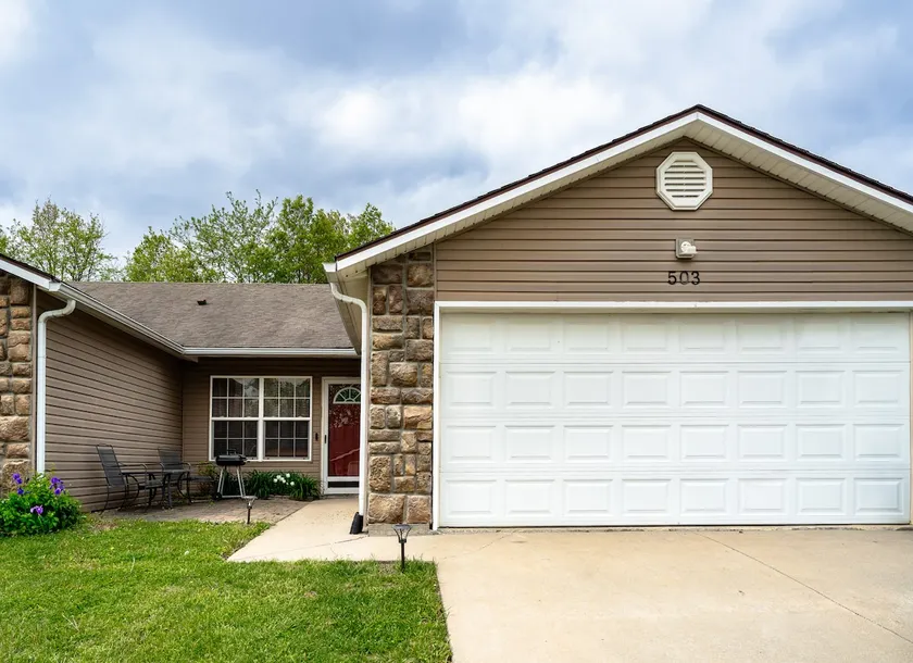 Spacious Family-Friendly Stay Near Whiteman AFB - Image 1