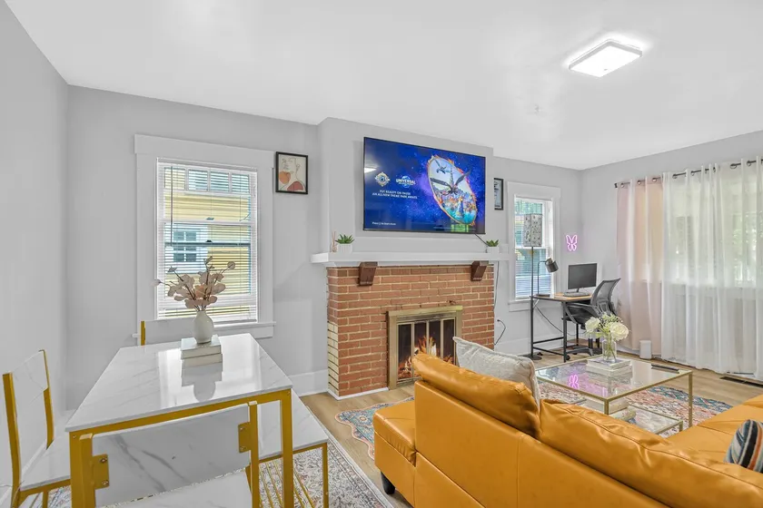 Elegant 5 bedrooms Home Near Millikin Univ - Image 1