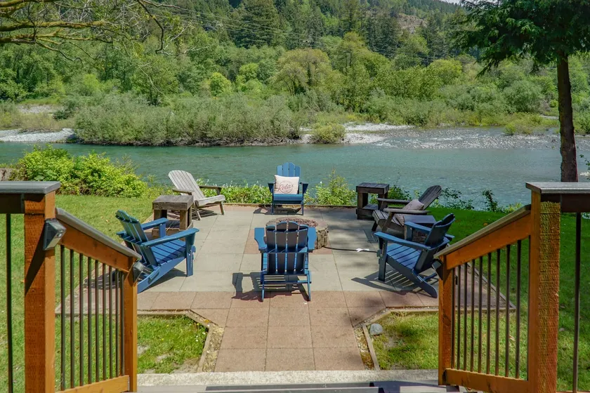 Emerald River Retreat- River-Front, Spa & Fire pit - Image 1