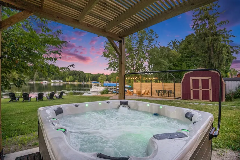 Sapphire Shores: Lakefront W/Hot Tub & Fireplace - Image 1