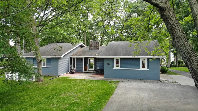 Grand Oaks Lake House - Image 1