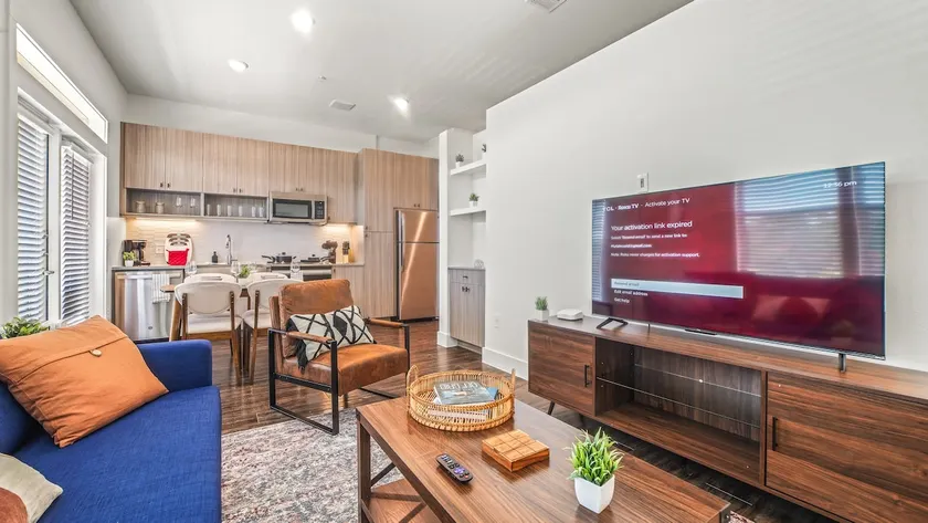 Classy New Unit| Pool|Golf Sim|Parking | Fast Wifi - Image 1