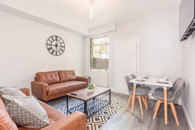 Luxury Modern 4 Bedroom House In Gainsborough - Image 1