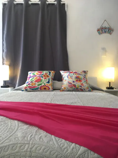 Comfortable Coral Room - Image 1