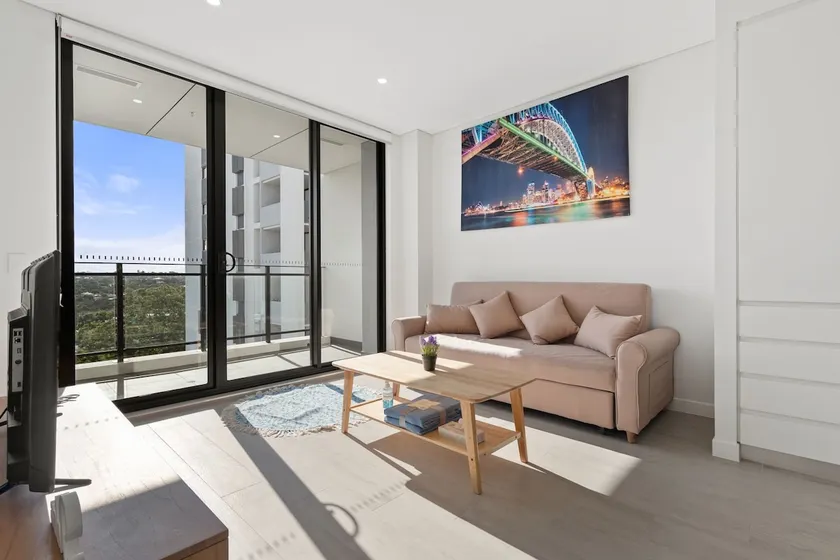 Leafy View| Secure Parking| 4 mins to Town Centre - Image 1