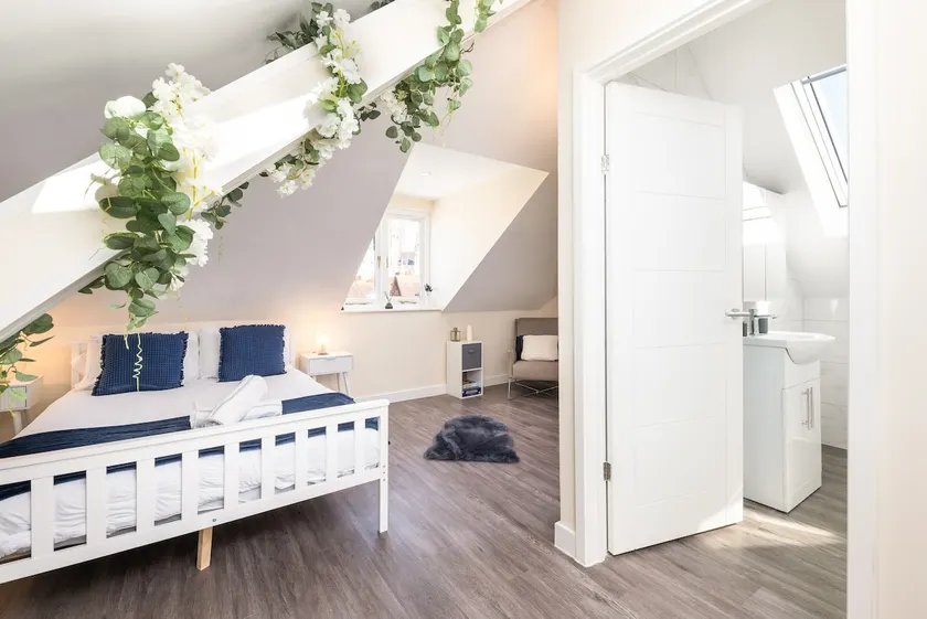Spacious City Centre 2 Bedroom Penthouse with Cathedral Views - Image 1