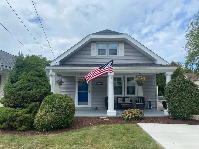 Avon Lake 4BR Beach Cottage with Lake Erie Access - Image 1
