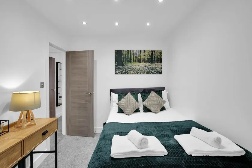 Newly Refurbished 2 Bed Hse Town Centre - Image 1