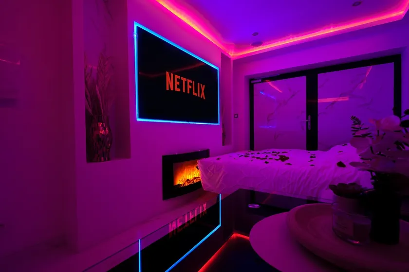 Moana Suite with air conditioning, spa, and Jacuzzi, close to Paris - Image 1