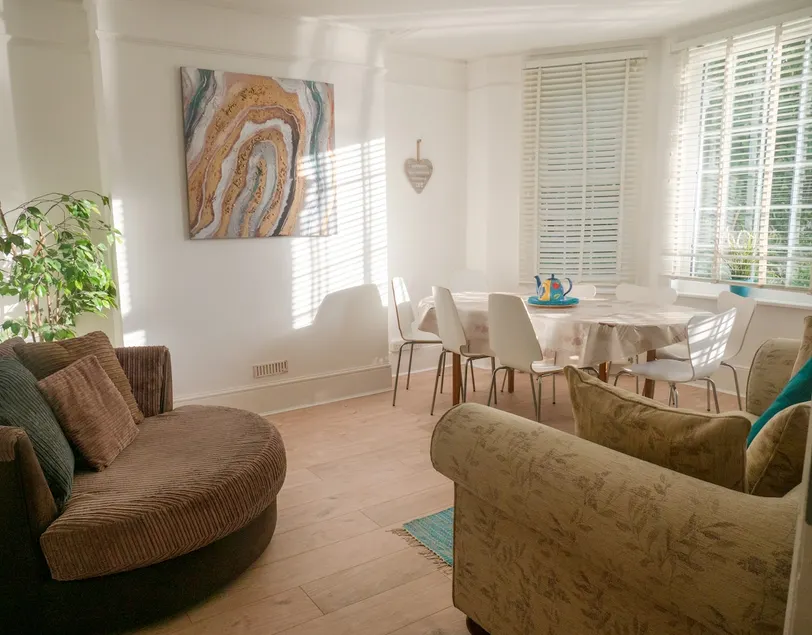 Entire 5 Bedroom Comfortable House in Eastbourne - Image 1