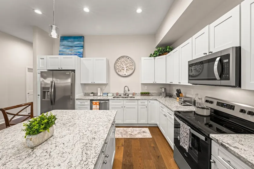 Historic Renovated 8 Bedroom Townhome - Riverview - Image 1