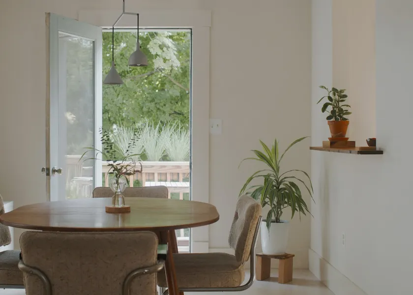 Spacious Uptown house with deck - Image 1