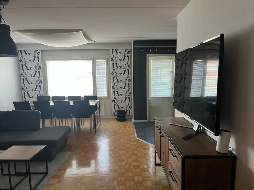 Spacious 4-room apartment with a parking space next to the city center - Image 1