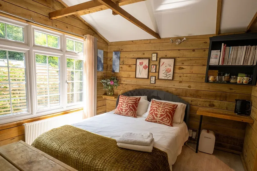 The Cabin in Grayshott w/ Sauna - Image 1