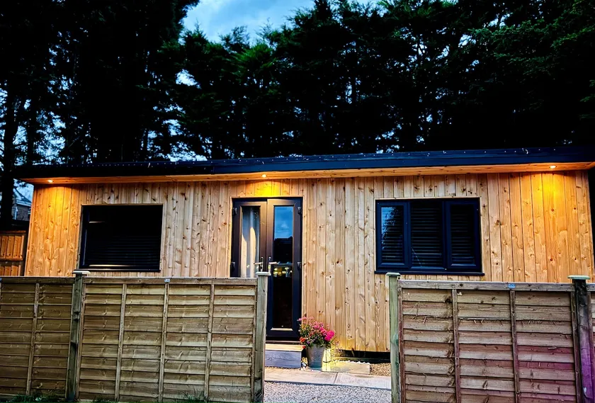 Cozy Cabin with Modern Comforts - Image 1