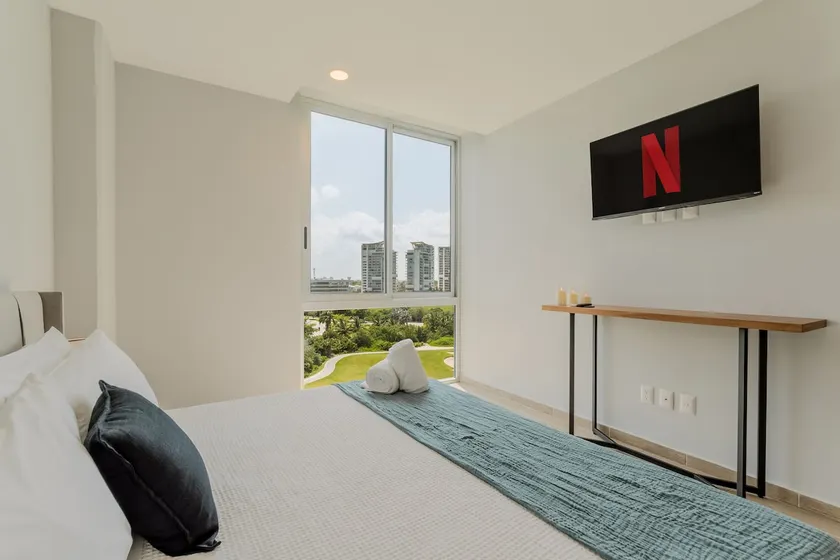 Jr. Suite with golf course view, wifi, pool & gym - Image 1
