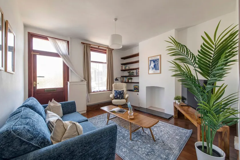 Charming and Cosy 2-bed Home in Nottingham by Renzo, Free Wi-Fi, Great Location - Image 1