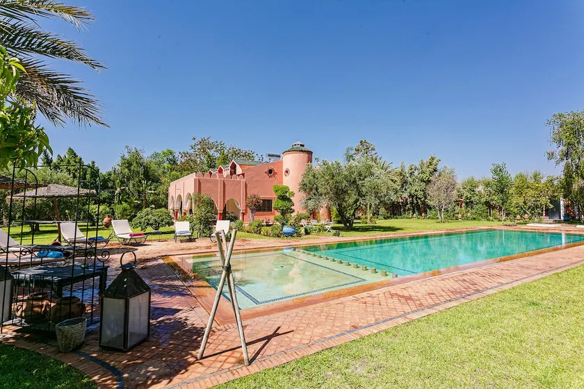 Private 5-suite villa, not overlooked, with pool - Image 1