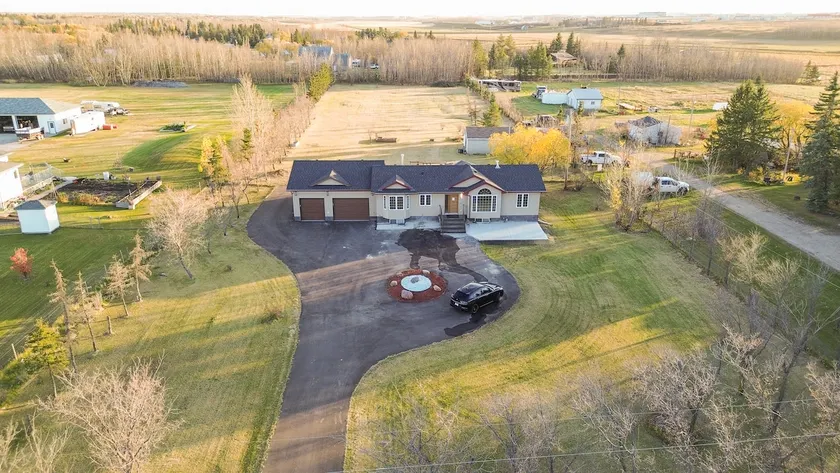 Bungalow Near YEG Airport Pets & Smokefree - Image 1