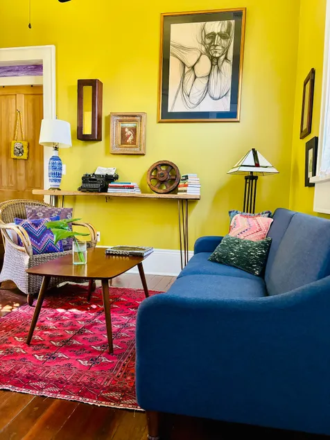 Charming historic cottage with modern amenities. - Image 1