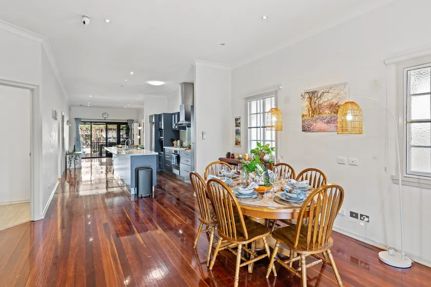 5BR Queenslander| Cinema | Parkside Home - Image 1