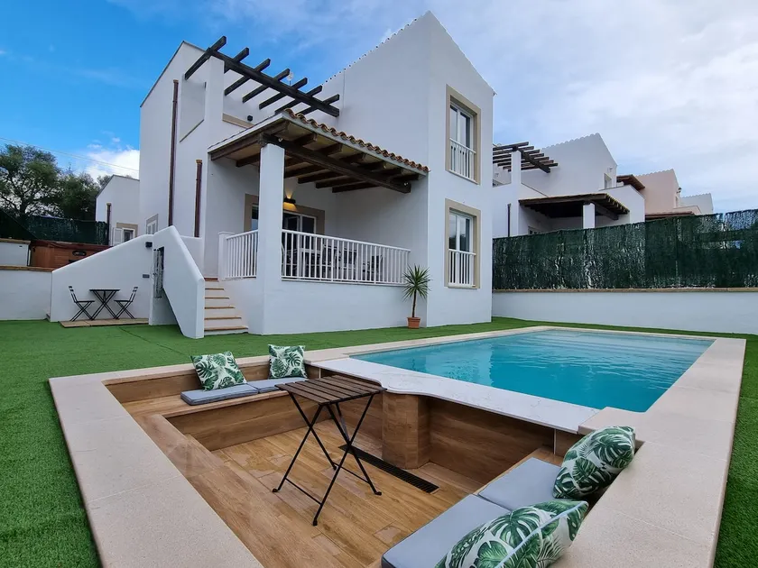 Casa Hermosa: Exclusive Villa with Pool & Jacuzzi - Image 1