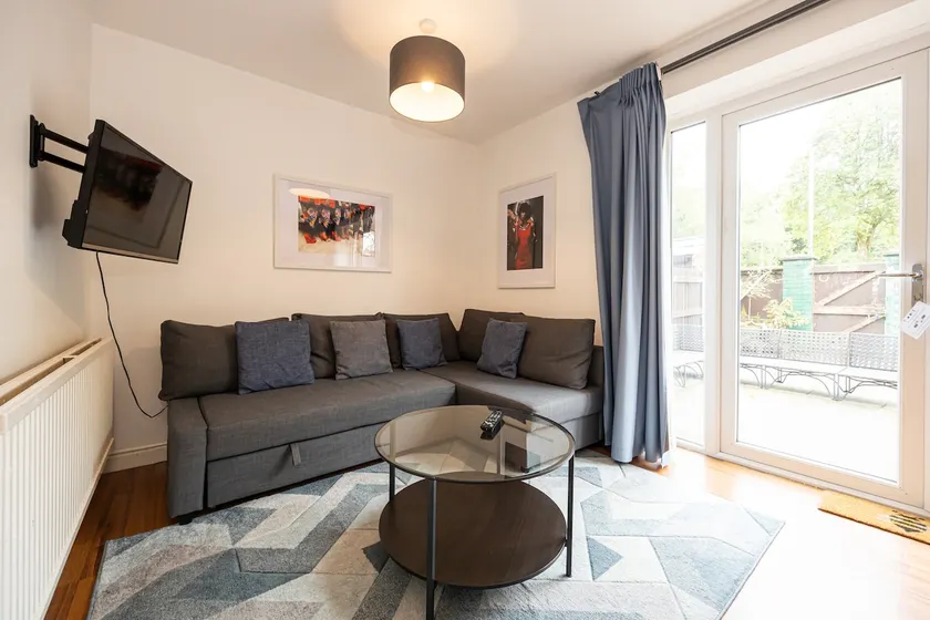 Home w/Free Parking, Garden, Near Station & River - Image 1