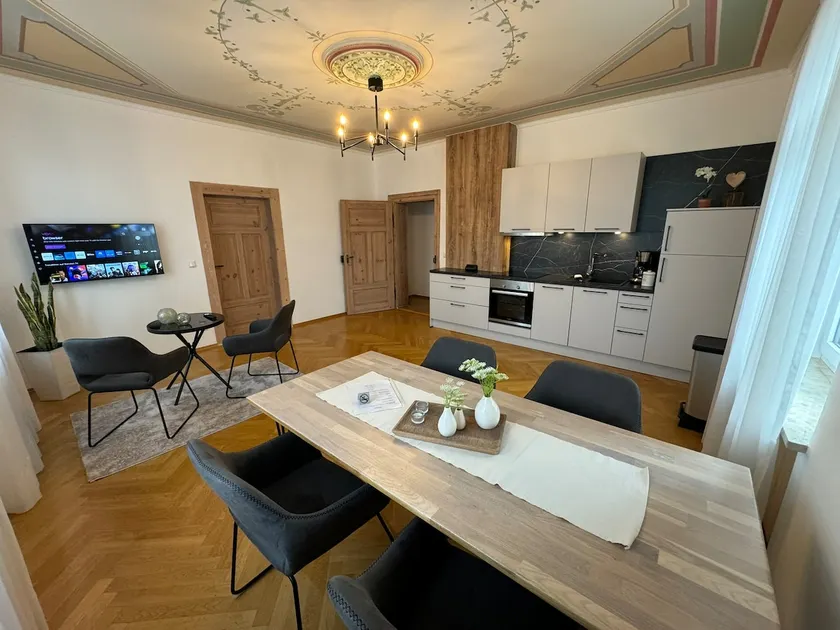 City villa with stucco ceiling/painting - modernly renovated - Image 1