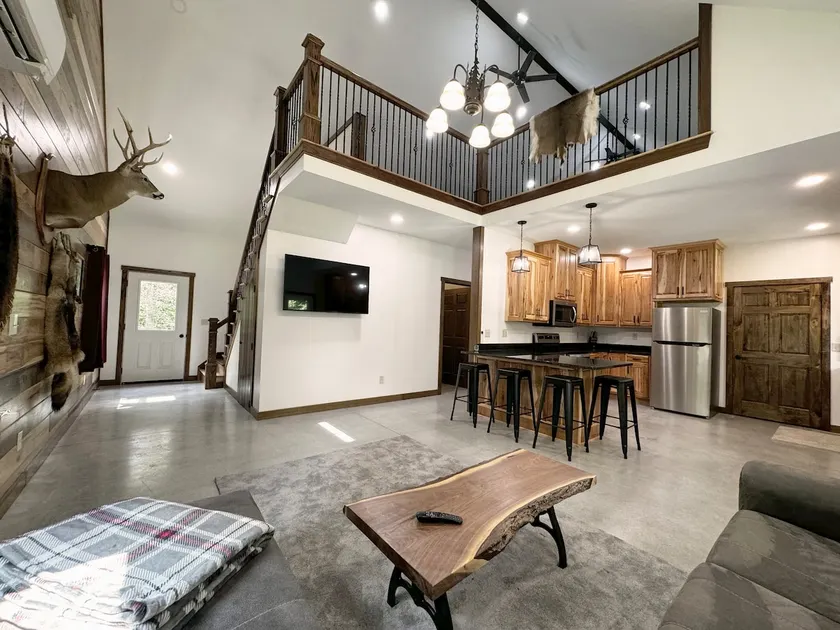 2 BDR w/ Loft - Near Enchanted Acres Wedding Venue - Image 1