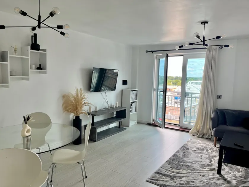 Central 2 Bed flat in Edgeware with Parking - Image 1