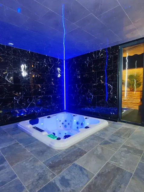 R_luxury: private hot tub and indoor pool - Image 1