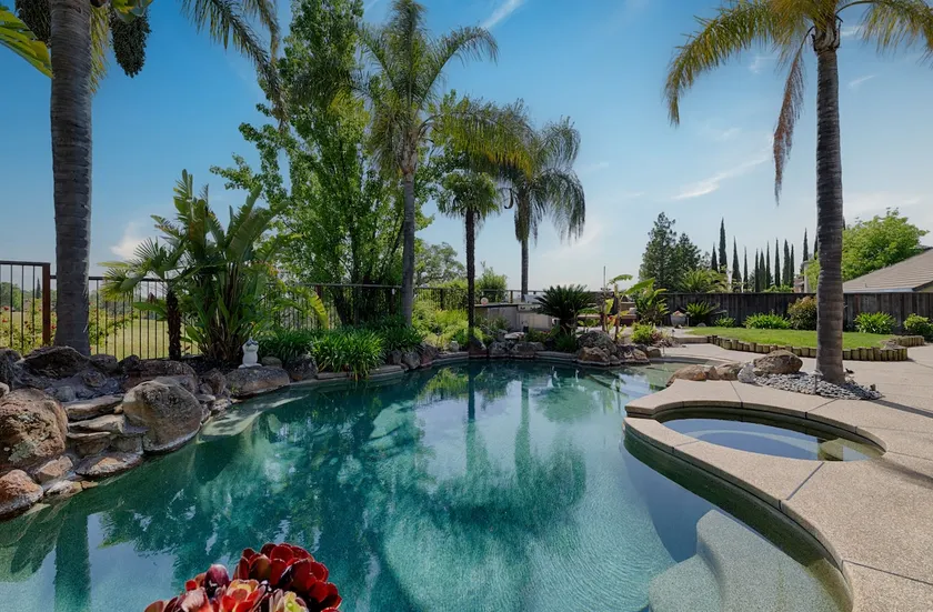 Tropical Paradise Luxury pool/spa backyard 5 beds - Image 1