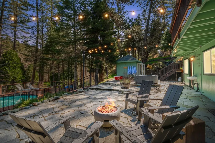 Your Spacious Escape: Creek, Pool, Sauna, Hot Tub - Image 1