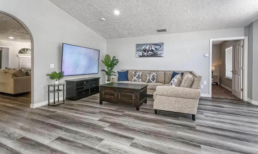 4bdrms, 3 bths. Remodeled luxurious Detached Home! - Image 1