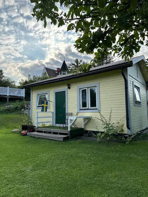 Small Seaside Cottage - Image 1