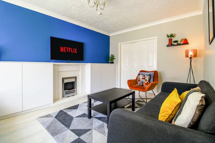 Host & Stay - Wilshire Way - Image 1